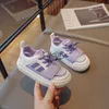 Sneakers Childrens Web Shoes 2024 Zomer nieuwe single single mesh board modieuze en lichtgewicht casual baby voor jongensmeisjes H240411