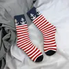 Chaussettes pour hommes heureux rayures blanches rouges nautiques et ancre rouge sur fond bleu rétro harajuku modèle cadeau de chaussette à équipage décontracté