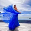 Sexy Long Royal Blue Tule prom-jurken met zijuitgesneden A-lijn een schouder geplooide vloerlengte ritssluiting avondjurken voor vrouwen