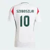 HUNGARIA 2024 SOCCIO MAGLIA SZOBOSZLAI NUOVA SEAMA NAZIONALE UNGAIES 2025 24 25 SHITTURA COLLETTURA MASSIONE KIT KIT BAMBINI SETTO A CASA ROSSO AWAY UNIFIFICA DELLA UNIFICA DELLA GAZDAG ROLAND