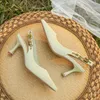 Talons sandles chauds pointés à talons minces Chaussures célibataires à talons hauts pour femmes avec sandales de style chaîne Spring Summer Flip Flop 240228