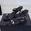 Sandalen runden Zehen Offene Frauen echte Ledermetalldekoration Slim High Heels Pantoffeln Sommerferien -Kleidungsschuhe