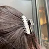 人気のデザイナーメタルサメのヘアクリップクラシックトライアングルレター女性のための高品質のギフトヘアジュエリーヴィンテージスタイルのヘッドウェアのための高級ゴールドシルバーヘアクリップ