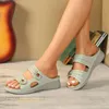 Dress Shoes 2024 Zomer comfortabele anti slip helling hak dikke zool moeder's waterdiamant holle sandalen slippers dames sandalia's