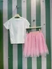 Marca per bambini tracce femminile abito abito abiti da design per bambini taglia 90-150 cm maglietta logo ricamata e gonna in pizzo rosa 24pril