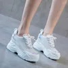 Fitnessskor 2024 Kvinnor kilplattform gummi brogue spets upp hög häl ökar vita silver sneakers zapatos de mujer plataforma