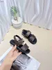 Classics Baby Sandales Brown Kids Chaussures Coût Taille de prix 26-35, y compris en carton Boîte en métal Décoration de logo Child Slippers 24aPril