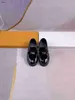 Clássicos tênis de bebê sapatos de couro brilhante de patente Sapatos formais Tamanho 26-35 Caixa Proteção de caixa preto e branco Sapatos casuais 24April