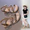 Sandaler Girls Princess Shoes 2024 Summer New Fashionable Little Girl Korean Edition Bright Diamond Middle Big Boy Roman Trend H240411