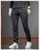 メンズパンツ秋のトレンドファッションソリッドカラーデニム男性服オールマッチの快適なポケットパッチワークスリムストレートズボン