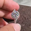 Cluster Anneaux 18K Ring en or blanc Femmes Femme de mariage Engagement 6 7 8 9 10 Ct Round Cross Connection intersect Moisanite Diamond