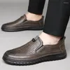 Sapatos casuais para homens genuínos de couro de verão Hollow out street plana cool microporous slip-on mocassins