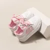 Sneakers Girls Sports Buty dziecięce oddychające swobodny 2024 NOWOŚĆ chłopców Little White Sofe Sole Medium do dużego trendu H240411