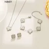 Classic 4 Four Leaf Clover Luxury Designer Jewelry Set Diamond Shell Fashion Women Armband Earrings Halsband Valentines Day Birthday Present