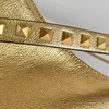 デザイナーショルダーバッグファッションウーマントートバッグカルフスキンホーボーアンダーアームバッグメタルエフェクトリベットデコレーションハンドバッグ20cmジッパースイッチクラシック女性のメッセンジャー財布