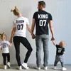 Famille Matching Clothes T-shirt assorti des tenues de famille Père Mère fille fils T-shirt pour la famille King Queen Prince Prince 240322