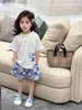 Artilhas de bebê de bebê Meninas de mangas curtas Terno infantil roupas de grife de designer de 100-150 cm camiseta e shorts de design xadrez azul e branco 24April
