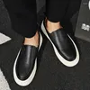 Casual schoenen dik opgeloste echte lederen heren Loafers 2024 Spring herfst designer bord mannelijke niet-slip kleine witte mannen