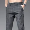 Herenbroeken Kleding 2024 Spring Summer Plaid Work Stretch Men Business Fashion Fashion Slim Gray Blue Party Casual Pant Trousers mannelijk