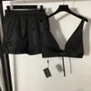 NEU 24SSS Tracksuit Womens Zwei -Stück -Hose mit Triangle Metal gegen Nackenweste Mini Kurzes Set Streetwear Fashion Crop Top Weste