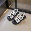 Sandaler Girls Fashionable Beach Shoes 2024 Summer New Little Girl Princess Korean Soft Sole Riveted Leather Top H240411