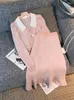 Werkjurken 2024 Dames Spring gebreide outfits Elegant V-Neck lange mouw met een enkele borsten met een hoge taille slanke fit rok roze tweedelige sets