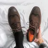 Sapatos casuais de couro artesanal de luxo para homens retro esculpidos com cidadãos up camurça oxford