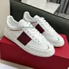 Laçage des goujons de champagne Valenstino Trainer Sports Gold Sneakers Top Shoes Board Designer Couple's Low White Cow Hide Casual Colored Training Rivet VWHX