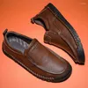 Chaussures décontractées Chandeurs d'affaires en cuir en cuir authentiques Fashion Men de rétro Men de fête Forme Mocasins