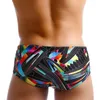 Swimons de maillots de bain masculins triangulaires Lignes de couleur élastique Push Up Pad Swimsuit avec tasse Briefs de natation de la couverture de couverture