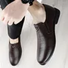 Casual Shoes Men's Leather Slip on Loafers 2024 Men Soft Sole Breattable Flats för Moccasins