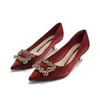 Sukienka buty 2024 Kobiety 5 cm średnie obcasy pompki miękkie skórzane lekkie swobodne biuro metalowe pasek klamry spiczasty palce diamentowe czerwone