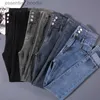 Kvinnors jeans högkvalitativa nya retro hög midja elastiska täta montering jeans kvinnor fashionabla elastiska knapppenna blyertsbyxor mammor casual jeans c240411