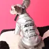 Moda de vestuário para cães bordando bordado prateado casaco de couro de estimação Schnauzer Maltese Teddy Autumn e Winter Roupos