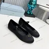 Designer Shoes Triangle Silk Mary Jane Brand Designer Ballet Flats dames dames echte lederen slip op ballerina luxe ronde teen sandalen slingback rijden flat