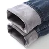 Mäns jeans 2024 Vintermärke Slim Fit rak tjock fleece termisk klassisk tät tyg högkvalitativ denimbyxor