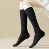 Kadınlar Çorap Sonbahar Kış Örgü Uzun Çorap Tatlı Kızlar Pamuk Diz Japon Tarzı Düz ​​Renk Siyah Beyaz Çorap