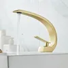 Badkamer wastafel kranen bassin kraan geborsteld gouden massief messing unieke ontwerpmixer kraan en koude waterval