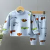 A vestuário define as pijamas de outono e inverno de pijama do lado de fora do garoto do menino, roupas infantis, roupas infantis