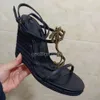 Zapatos de mujer Saint Y Wedge Heel Sands Patente Patente Patente Carta de banda estrecha Broche Zapatos para mujer con tiras de cáñamo tejido 10.5 cm Classics de tacón de alto Roma 885