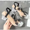 Dress Shoes Women's Sandals 2024 Zomer Fairy Style Fashion Comfortabele bloem dames transparante kristal dikke hak hoge hakken
