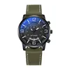 腕時計の男性は、毎日の摩耗のための青いライトガラスダイヤル高精度の時計を添えた調整可能なフェイクレザーメンズクォーツを見る