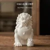 Blanc Céramique Lion Decoration Salon Room TEA PET ORNAMENT STATUE FENGSHUI Gift 240411