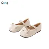 Sandaler Qunq 2023 Vår/sommar Ny elegant fast färgflicka Bow Soft Sole Girl Princess Leather Shoes Crocs Childrens Shoes J240410