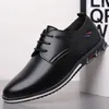 Chaussures décontractées 2024 grande taille mode masculine en cuir léger laçage de quatre saisons célibataire