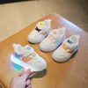 أحذية طفل LED للأولاد Girls Toddler Shoes for Kids Soft Bottom Sneakers with LED Lights Flowing Tenis 240409