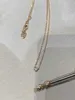 Charme de designer v Gold de alta qualidade Colar de diamante único Um OVNI simples e versátil rosa branca branca fêmea de osso