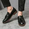 Sapatos casuais estilo britânico Tassel Dress Men mocassins pretos mocassins grossos de salto baixo de salto baixo