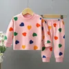 A vestuário define as pijamas de outono e inverno de pijama do lado de fora do garoto do menino, roupas infantis, roupas infantis