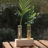 Vases en verre à essai en bois